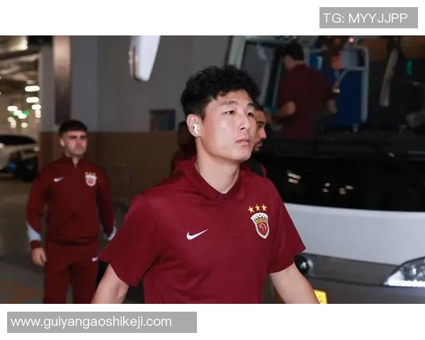 足球明星身弱背后的故事与挑战揭示了运动员的脆弱与坚韧 足球明星身弱背后的故事与挑战揭示了运动员的脆弱与坚韧